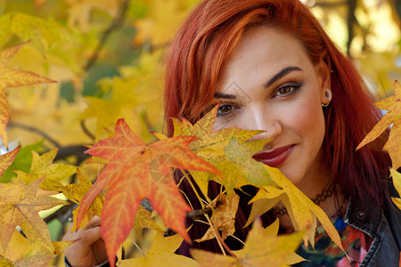 美丽的美女有趣的红色头发风格秋天时图片