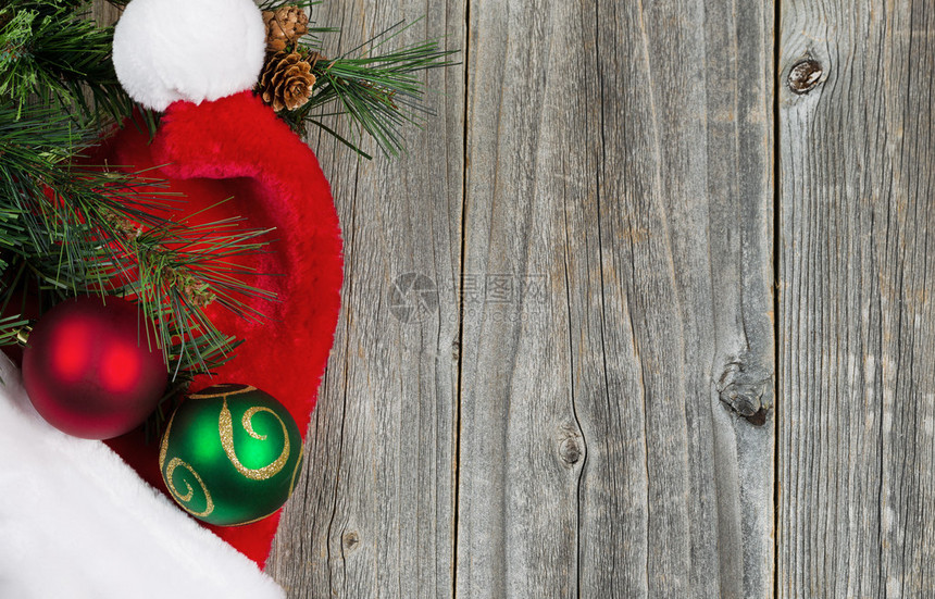圣诞树帽球装饰品和长绿枝图片