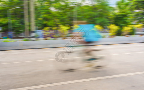 使用慢速百叶窗技术拍摄照片在自行车机上图片