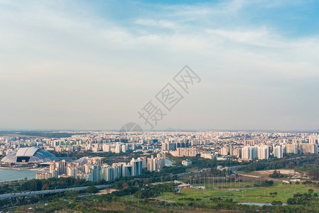 新加坡与城市的天线从鸟群视线向海景观图片