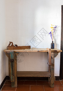 固体木工人在西班牙一个古老的乡村旅馆房间图片