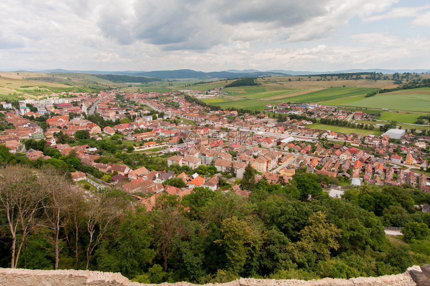附近村落上方城堡墙顶的风景图片