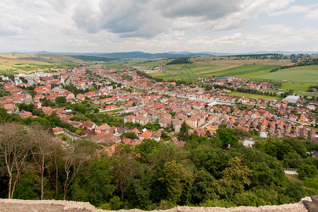 附近村落上方城堡墙顶的风景图片