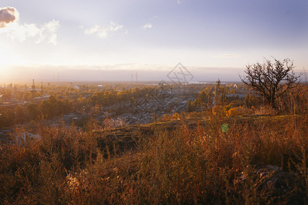 乌克兰秋日夕阳下的基辅工业景观背景图片