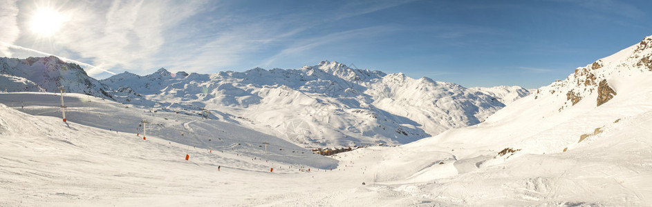 与滑雪者和山谷一起俯冲着雪图片