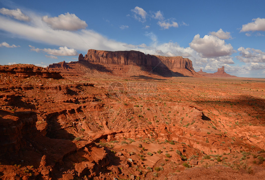 沙漠中的纪念碑谷和红沙图片
