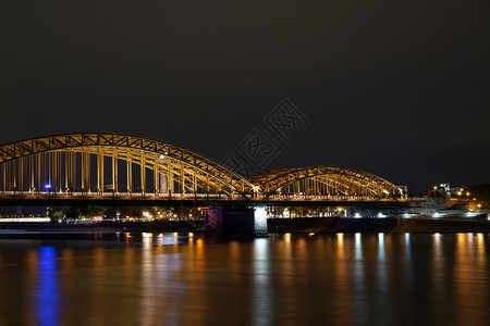 晚上在科隆的霍亨索伦桥图片