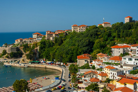 乌尔齐尼Ulcinj是黑山南部海岸的一个历史城镇位于背景