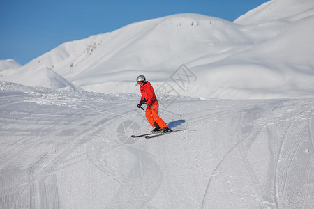 Skier在高加索高山的Gudauri度假图片