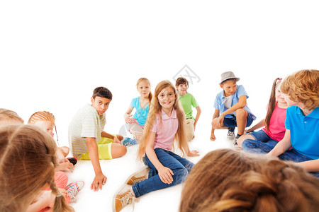 快乐愉快的学校孩子坐在地板上欢笑和微笑图片