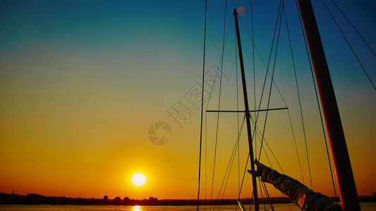 日落时在公海滑翔的帆船图片