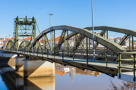 Sado河上空的金属结构高架桥葡萄牙萨图片