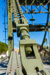 Sado河上空的金属结构高架桥图片