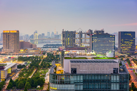 日本东京台场岛上的城市景观背景图片