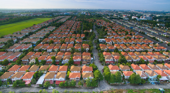 家庭别墅住宅小区与良好环境的鸟瞰图背景图片