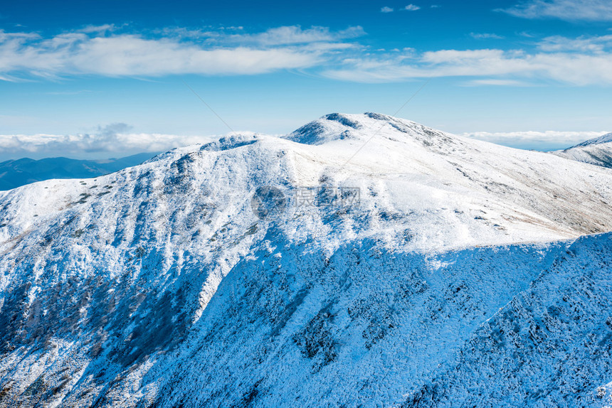 白雪皑的山峰冬季景观图片