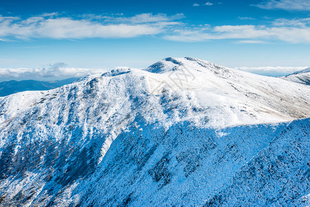 白雪皑的山峰冬季景观图片