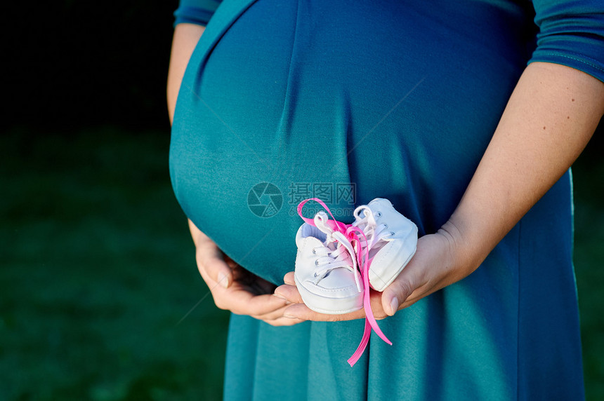 孕妇用手抚摸肚子的图像图片