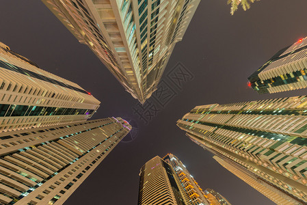 迪拜摩天大楼在夜间图片