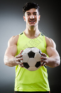 有橄榄球的肌肉人图片
