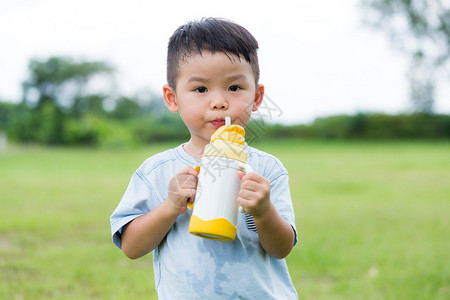 亚洲可爱的小男孩喝瓶图片