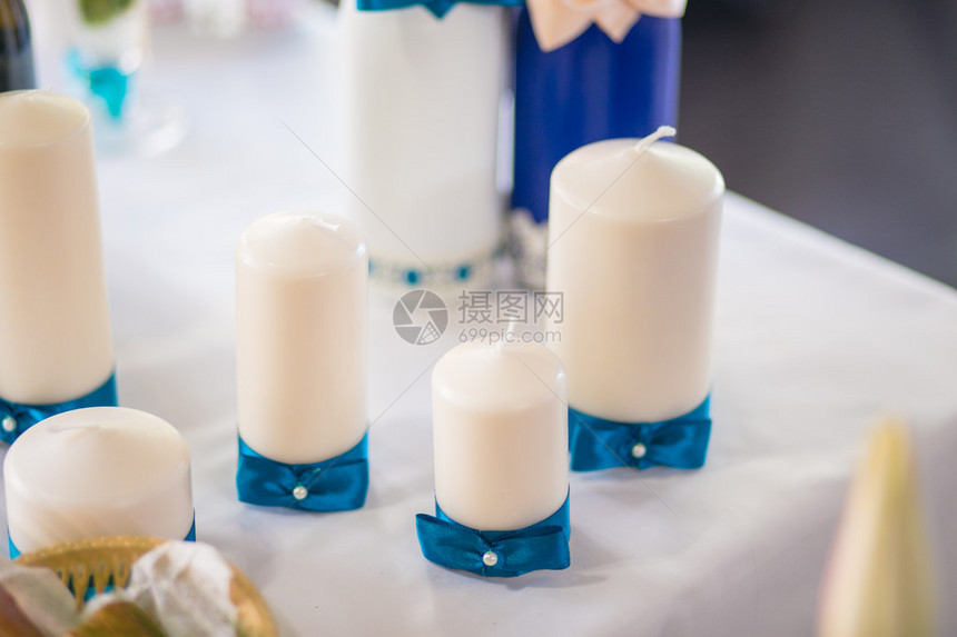 与蜡烛的蓝色婚礼装饰图片