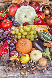 桌上的秋天水果坚果和蔬菜图片