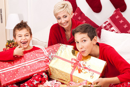 漂亮的妈和儿子们玩得开心圣诞节的时候快乐内容在家图片