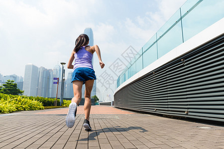 在香港竞选的年轻运动女图片