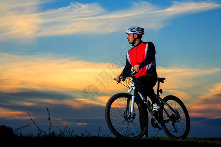 在农村骑山上自行车的青年成骑自行车者图片