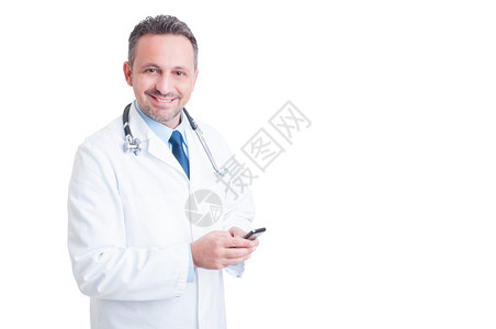 年轻和友好的医生或医护人员在智能手机上发短信图片
