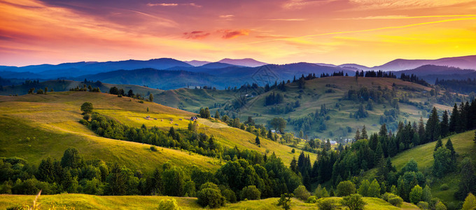 黄昏美丽的绿山喀尔巴阡山脉图片