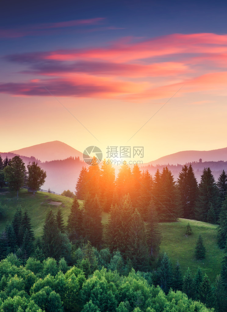 美丽的绿色山丘在黄昏时被阳光照亮戏剧场景五颜六色的天空喀尔巴阡图片