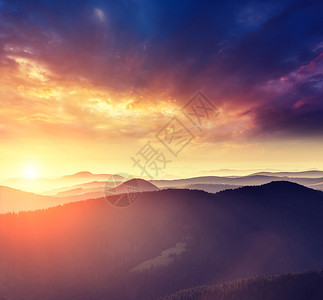 壮丽的日落山景与阳光明媚的光束戏剧场景喀尔巴阡图片