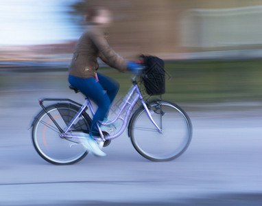 紫色骑着紫色脚踏车的女人在图片