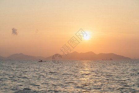 海中渔船早晨天空开始明亮太阳图片