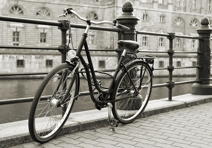 柏林市中心施普雷河畔的自行车图片