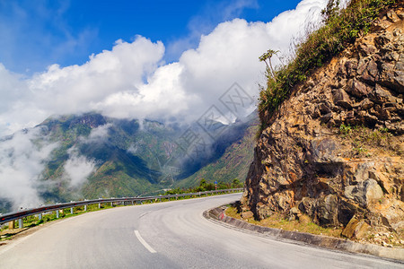 沥青路山景观云山图片