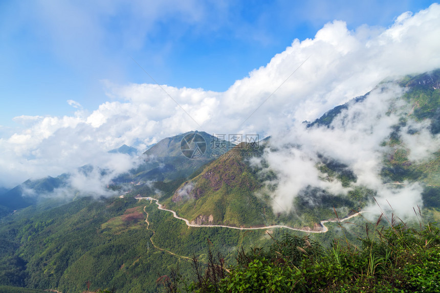 云沥青路山景观图片