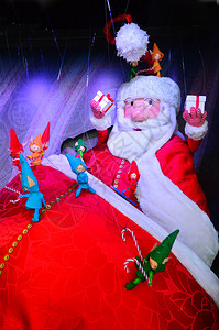 圣诞快乐圣诞老人在圣诞节日和侏儒图片