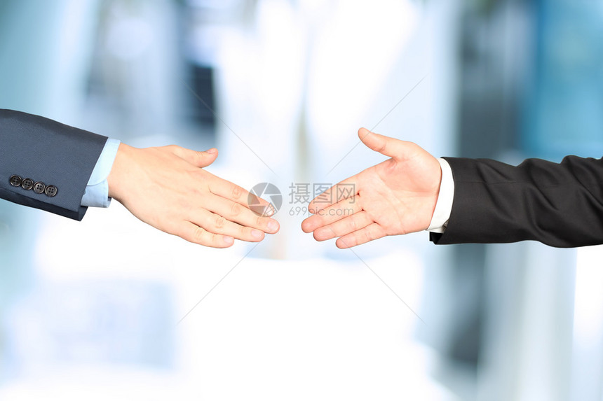 两名同事之间握紧手图片