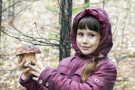 秋天森林里的女孩图片