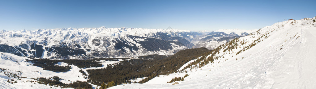 冬季雪山谷全景图片