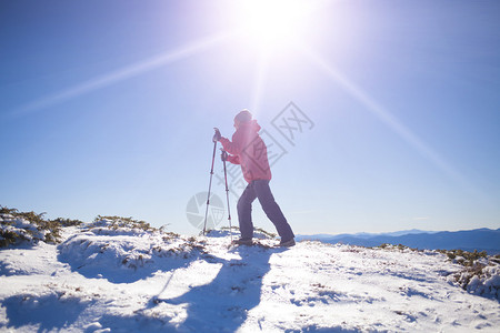 那个女孩在雪地里走在山里图片