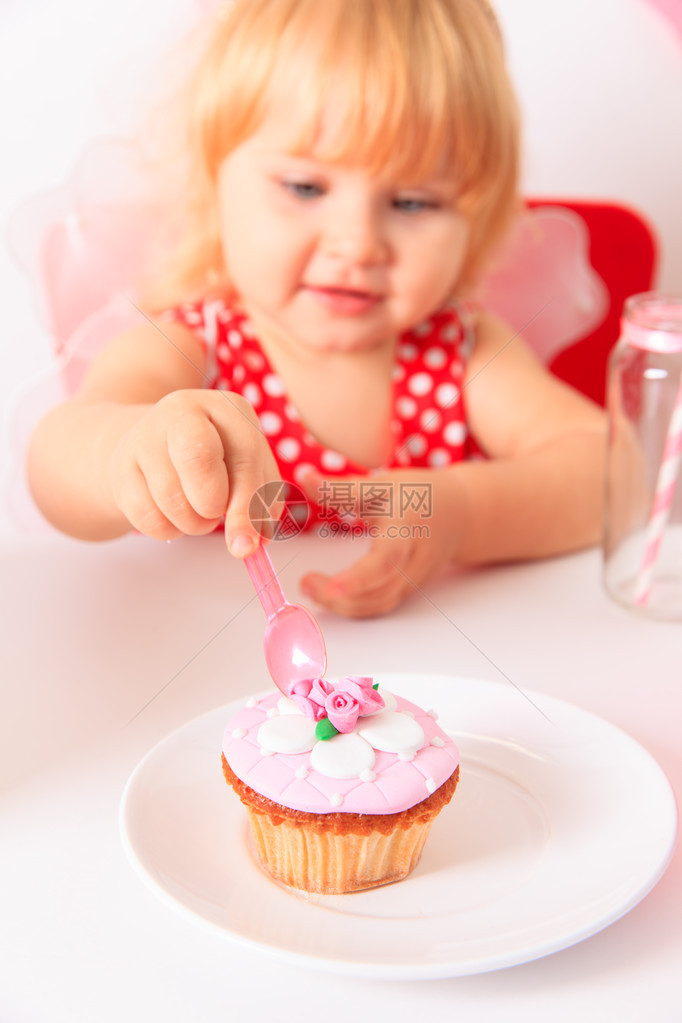 快乐可爱的小女孩在生日图片