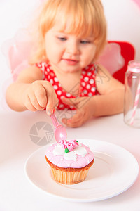 快乐可爱的小女孩在生日图片