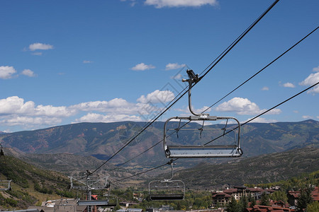 山区度假胜地的高架客运索道或吊图片