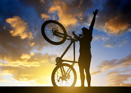 夕阳下骑自行车的男人图片