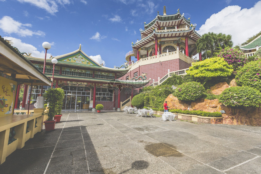 菲律宾宿务道观的宝塔和龙雕图片