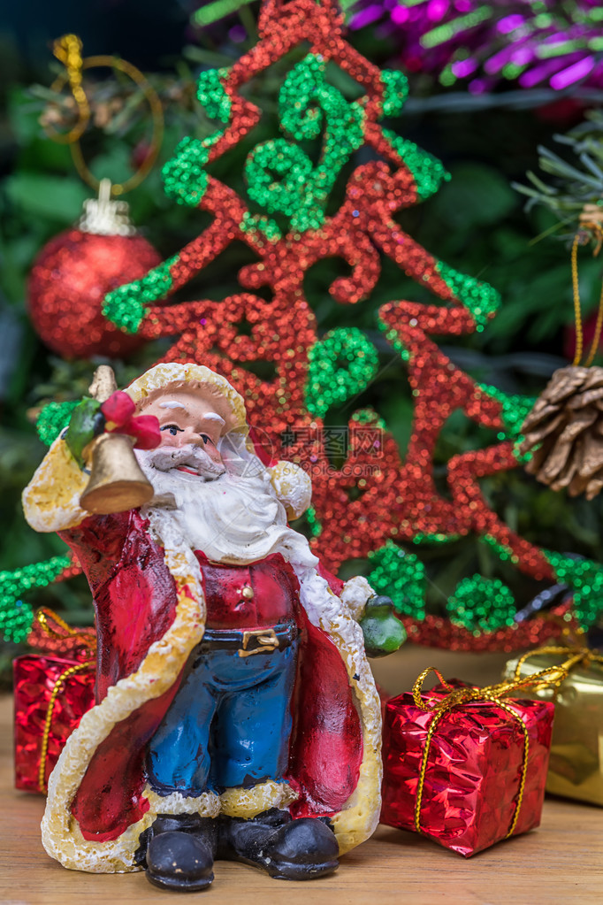 圣诞树和圣诞娃配有礼品盒和背景装饰品图片